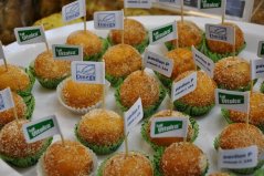 Promotional burger skewers with a paper flag featuring custom printing. Ideal for corporate events, catering services, hotels, and restaurants.