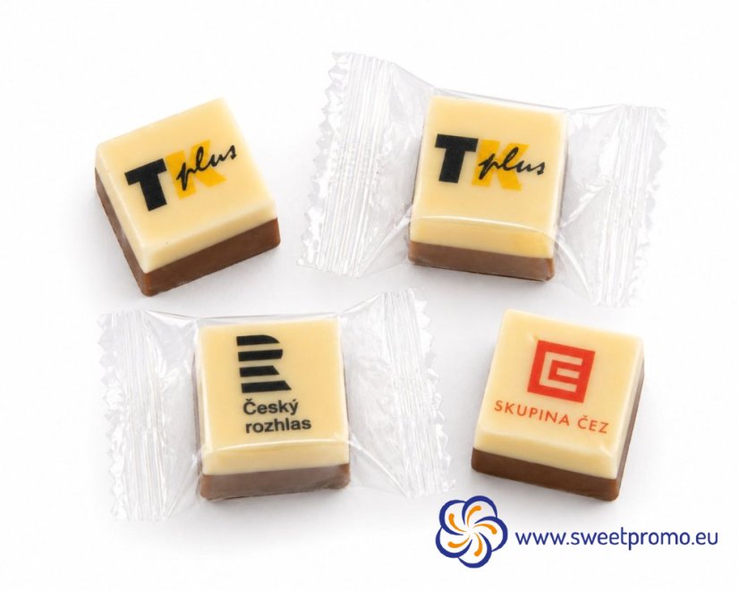 Malá čokoláda s vlastním potiskem 10g, mix bílé a mléčné čokolády, rozměr: 24x24x14mm, trvanlivost: 12 měsíců, zabaleno do transparentního flowpacku, ideální malý reklamní dárek na recepce, do showroomů, na veletrhy, apod.