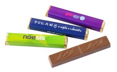 Baroness reklamní čokolády - Malé podlouhlé reklamní čokolády s potiskem na zakázku. Plněné čokolády: jahoda, kokos, lískový oříšek, latte macchiato. Rozměry čokolády: 95 x 17 x 10 mm. Vhodné jako sladká drobnost na firemní akce, jako firemní dárek a promo předmět.