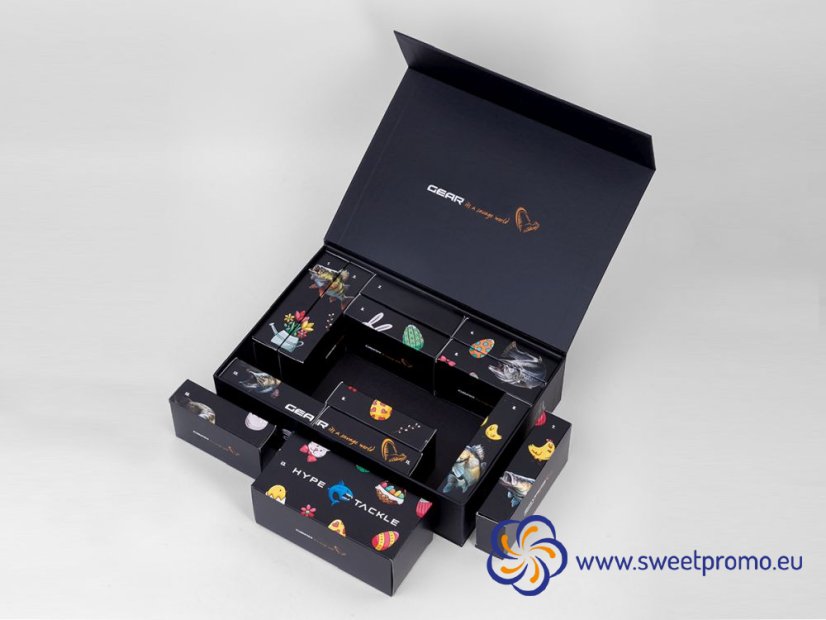 Kalendářový box se 13 přihrádkami a magnetickým zavíráním - varianta A, připravený pro vlastní potisk i naplnění produkty – ideální pro firemní dárky a marketingové kampaně.