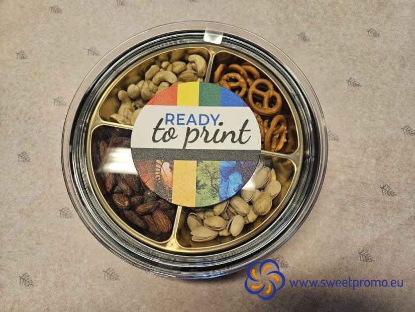 Směs ořechů s preclíky v dóze s reklamní etiketou