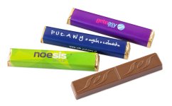 Baroness reklamní čokolády - Malé podlouhlé reklamní čokolády s potiskem na zakázku. Plněné čokolády: jahoda, kokos, lískový oříšek, latte macchiato. Rozměry čokolády: 95 x 17 x 10 mm. Vhodné jako sladká drobnost na firemní akce, jako firemní dárek a promo předmět.