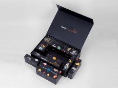 Kalendářový box se 13 přihrádkami a magnetickým zavíráním - varianta A, připravený pro vlastní potisk i naplnění produkty – ideální pro firemní dárky a marketingové kampaně.